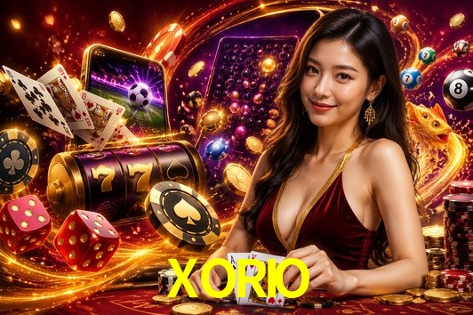 Una escena digital vívida inspirada en casino con XORIO mostrado prominentemente, luces brillantes, fichas, cartas y acentos dorados.